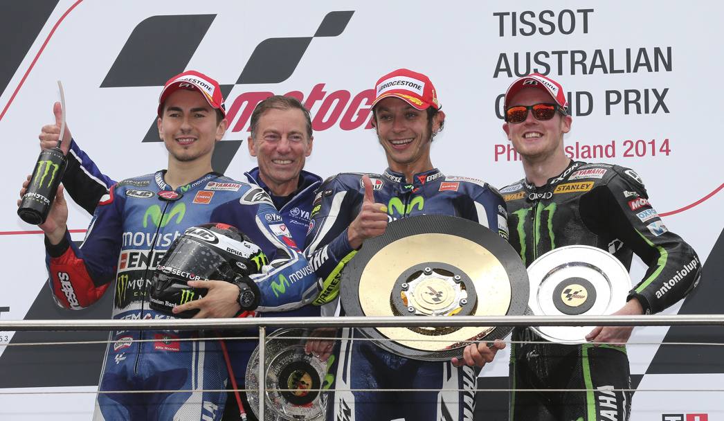 Da sinistra Lorenzo, Lin Jarvis (Yamaha), Rossi e Bradley Smith. Afp 